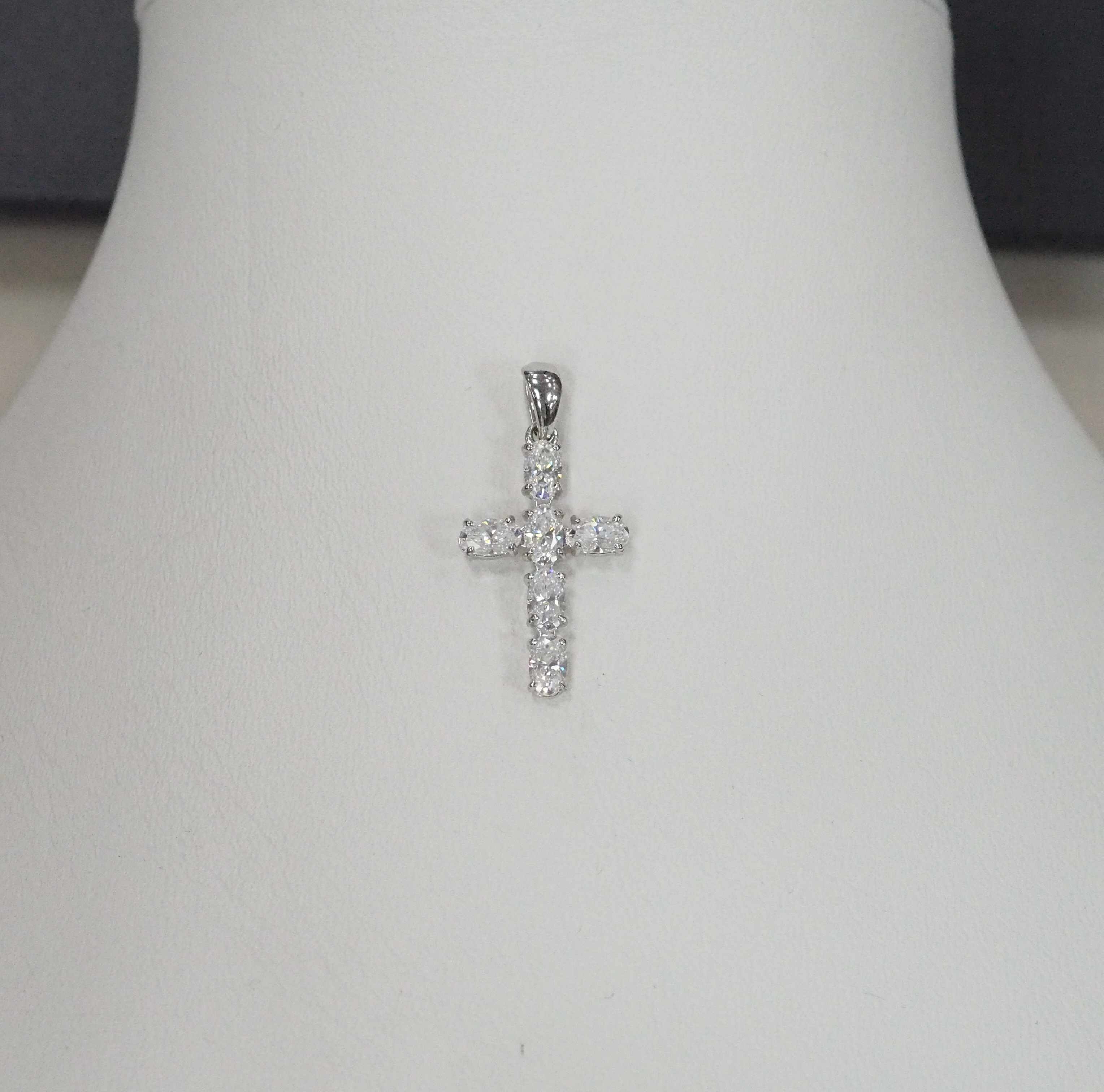 Серебряная подвеска-крест с муассанитами